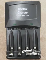  2 شاحن بطاريات + 4 بطاريات نوع كوداك Kodak اصلي للبيع بسعر مناسب