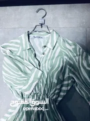  2 فستان ب الوان الاخضر والابيض مناسب وباسعار مناسبه وجميله يلبس من xs ل s