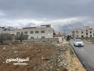  3 للبيع قطعة ارض صخرية بموقع مميز محاطه بفلل مساحه 683 متر واجه جنوبيه 22 متر الحصن دبات ابو النصر