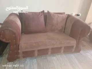  1 طقم كنب مع طاولات لون بني بحالة جيدة