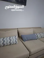  12 كنب زاوية أنيق مكوّن من 4 قطع بلون بيج راقٍ، تصميم مريح وعصري، خشب ثقيل وجودة عالية، بحالة ممتازة