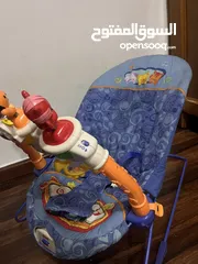  9 كرسي هزاز للاطفال من الولادة وحتى السنتين من ماركة fisher price لون ازرق مع هيكل ازرق سهل الاستخدام