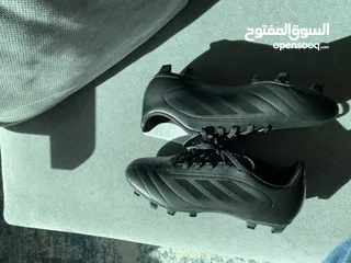  1 حذاء اديداس اصلي من بريطانيا غير مستخدم جديد  بدون الكرتونة الخاصة فيه