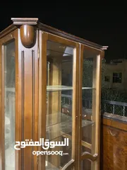  18 غرفة سفرة كاملة مكونة من طاولة كبيرة مع زجاج سكريت و  8 كراسي وباترينا وتواليت كبير