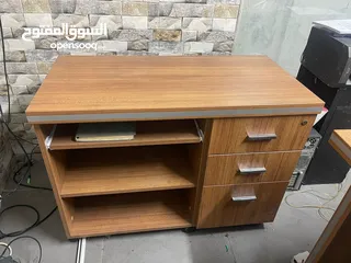  2 مكتب عملي بتصميم راقٍ – مثالي للعمل والدراسة!