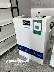  4 ديكور كامل ارفف و ألواح تعليق وبترينات بحالة ممتازة