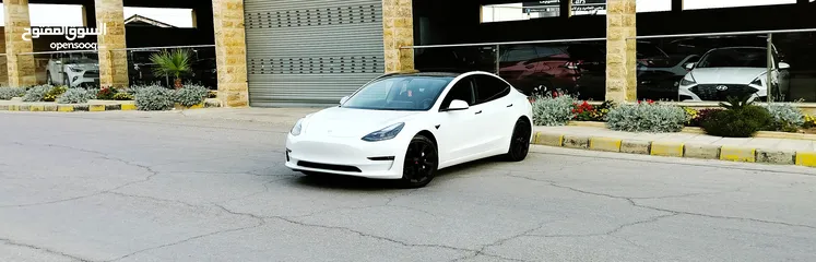  22 تيسلا 2022 model 3 فحص كامل 4 جـــيـــد بدون ملاحظات بودي (كرت ابيض) بحالة الوكالة بسعر لقطة ومحرووق