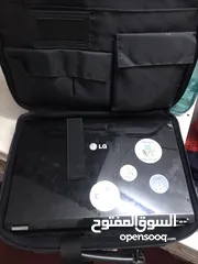  1 لابتوب LGمع شاحن وشنطة بده قطعة انتل بشتغل