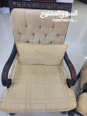  2 طقم كنب تفصيل ثقيل وطاولة وسط و2 جانبية  للبيع