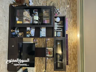  1 خزانه غرفه جلوس بحالة جيدة تحتاج للقليل من الصيانه