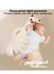 4 وسادة الدب الحاضنة  حضن دافئ ينام فيه طفلك بهدوء وراحة كل أم بتعرف قديش حضنها هو الأمان الحقيقي .