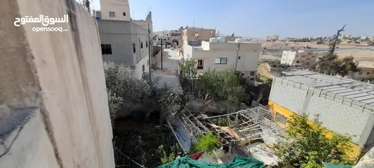  23 بيت مع ارض للبيع