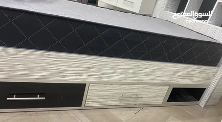  3 تخت مفرد + كومدينا للبيع – تصميم أنيق وخامة فخمة