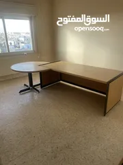  7 طاوله مستطيل مع طاوله زاويه يمكن الحاقها بها كما في الصوره كراسي بعجال عدد 3  كراسي بلاستيك عدد 12