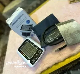  6 جهاز قياس ضغط الدم الاصلي شاشةLCD كبيرة وسهله القراءة حجمه صغير ويعمل بالبطارية او بوصلة usb