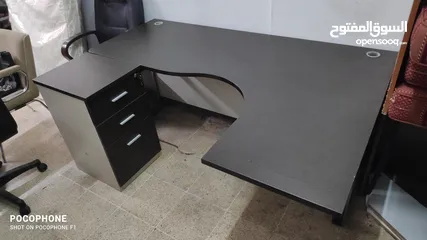  1 Office table (طوله مل مكتب مدير)