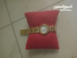  1 ساعة FINDI دهب للبيع من الامارات