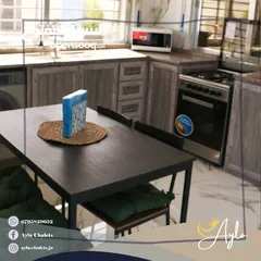  4 شاليهين اثنين  على ارض 4 دونم للبيع و غرفة للحارس  و مستودع. المشروع مفروش كامل و عمر البناء سنة