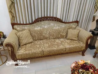  6 بيع  طقم ضيوف عشره مقاعد مكون من ثلاثيه ومجوزتين وثلاث مفارد استعمال قليل.مع برادي عدد2 عرض 290