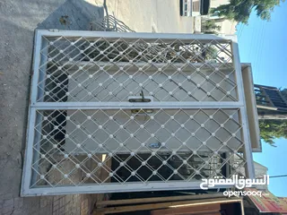  1 ابواب حمايه عدد 2 نفس الشكل ونفس المقاس