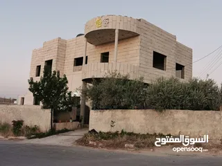  5 بيت مستقل موقع مميز ومنطقة هادئة   للبيع بسعر مناسب