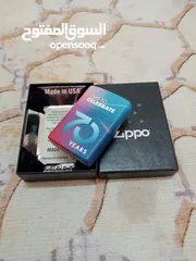  4 ولاعة زيبو Zippo هي ولاعة معدنية قابلة لإعادة الاستخدام من إنتاج شركة زيبو مانوفاكتشرينج في برادفورد