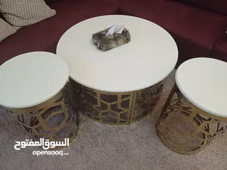  1 طاولات معدن شبه جديد استعمال بسيط للليع بسعر مغري