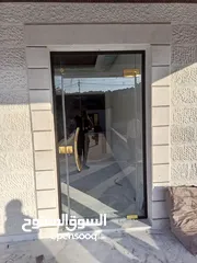  28 تركيب السيكوريت والمرايا وجميع أعمال الزجاج والألمنيوم بجودة عالية"