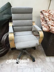  4 مكتب دراسي خشب تفصيل مستعمل للبيع بحالة ممتازه مع كرسي عجلات دوار طبي قماش كتان