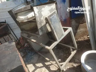  3 معدات مطعم متنوعه مستخدم نظيف للبيع اغلب المعدات جديده ولم يتم استخدامها وبحاله ممتازه والسعر مغري