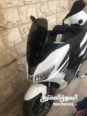  2 سكوتر ابريليا 160 سي سي 2023 ماشي 8000 فقط 1300 دينار كاش