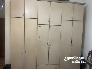  1 خزانه خشب مممتاز درجين وبابين تعليق و4 درفات وسط و3 ابواب تخزين