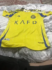 1 قميص نادي النصر السعودي اصلي 100٪ليس عليه شئ طباعة ومن ادداس وعليه ضمان يومان
