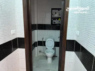  12 شقة طابقية طابق اول 3 غرف نوم 3 صالات 3 حمامات نظيفة جداً البناء 5 سنوات  الحي الشرقي قرب حديقة تونس