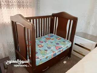  2 تخت للبيع يصلح من عمر البيبي لعمر 5 سنوات و3 حرامات بيبي للبيع
