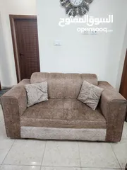  3 طقم كورنر  لون بني  مع طاوله وسط مع طاوله شاشه و خزانه كنادر  العفش  مستعمله بحاله جيده