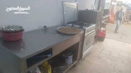  9 عدة مطعم مستعمل بحاله جيده للبيع بداعي السفر يوجد متفرقات كثيره جاطات ستيل طناجر صواني ميزان