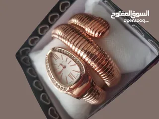  4 بتفاصيلها الدقيقه وبريقها الذي يخطف الانظار هي تكثر من قطعه اكسسوار انها انعكاس لذوقك ودقتك وانضباطك