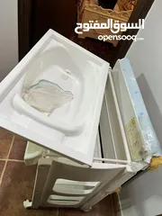  6 بانيو استحمام مع طاولة غيار للبيبي