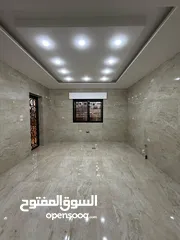  3 شقة ارضية مطلة مساحة 183م مع ترس و كراج مستقل على 3شوارع مطلة على شارع الاردن مع تدفئة