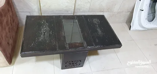 2 طقم كنب مكون من سبع مقاعد مع طاوله وسط بحاله جيدة