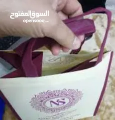  2 اكياس ورقية وكرتون مع شعار مغلافات وظروف ورقية