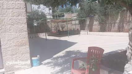  5 منزل للبيع مكون من 3 طوابق ومساحات خارجيه واسعه على شارعين