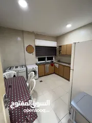  14 شقه  ارضيه مفروشه مكونه من غرفتين نوم وحمامين وصاله وصالون ومطبخ مجهز بالكامل  برنده  مواقف خاصه