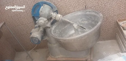  2 عدة مخبز للبيع صينيه دوارة عجانه حلبي وفروش وطاوله وصاج