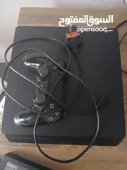  2 بلاستيشن 4 مستعمل مع يد اصليه و 3 cd's