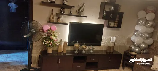  4 خزانة شاشة مع رفوف خشب لاتيه بحالة ممتازة  قياس 240  للإستفسار 079895009