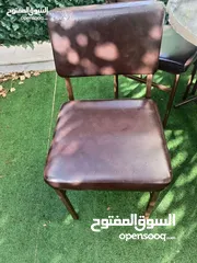  9 طاولة مطبخ أو سفرة صغيرة مع كراسي حديد وجلد