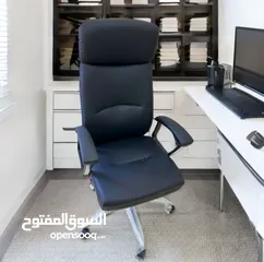  1 كرسي المدير الفاخر – جلد أنيق ومريح  مستوى جديد من الراحة والفخامة بمكتبك! كرسي جلد عالي الجودة،