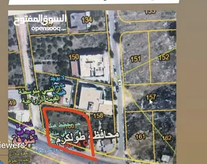  1 ارض للبيع تصنيف سي امن واصل جميع الخدمات ومسوره من اربع جهات تقع عشارع الرئيسي ويوجد اشجار داخلها